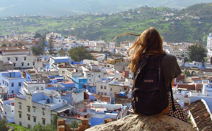 一个在摩洛哥留学的学生，俯瞰着一个小镇.